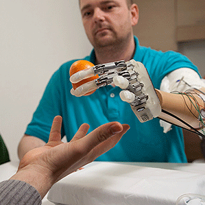 Una mano robótica da tacto a un hombre amputado